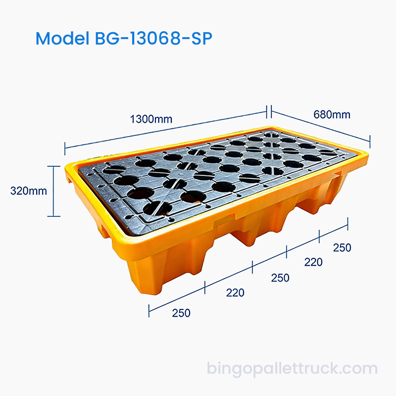 palette de confinement de déversement de 1300 × 680 mm pour le stockage de produits chimiques dans un entrepôt industriel